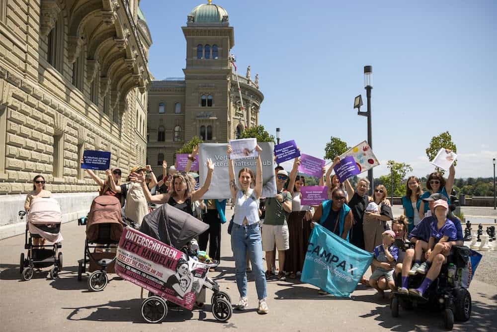 Swiss mothers push for six months of maternity leave